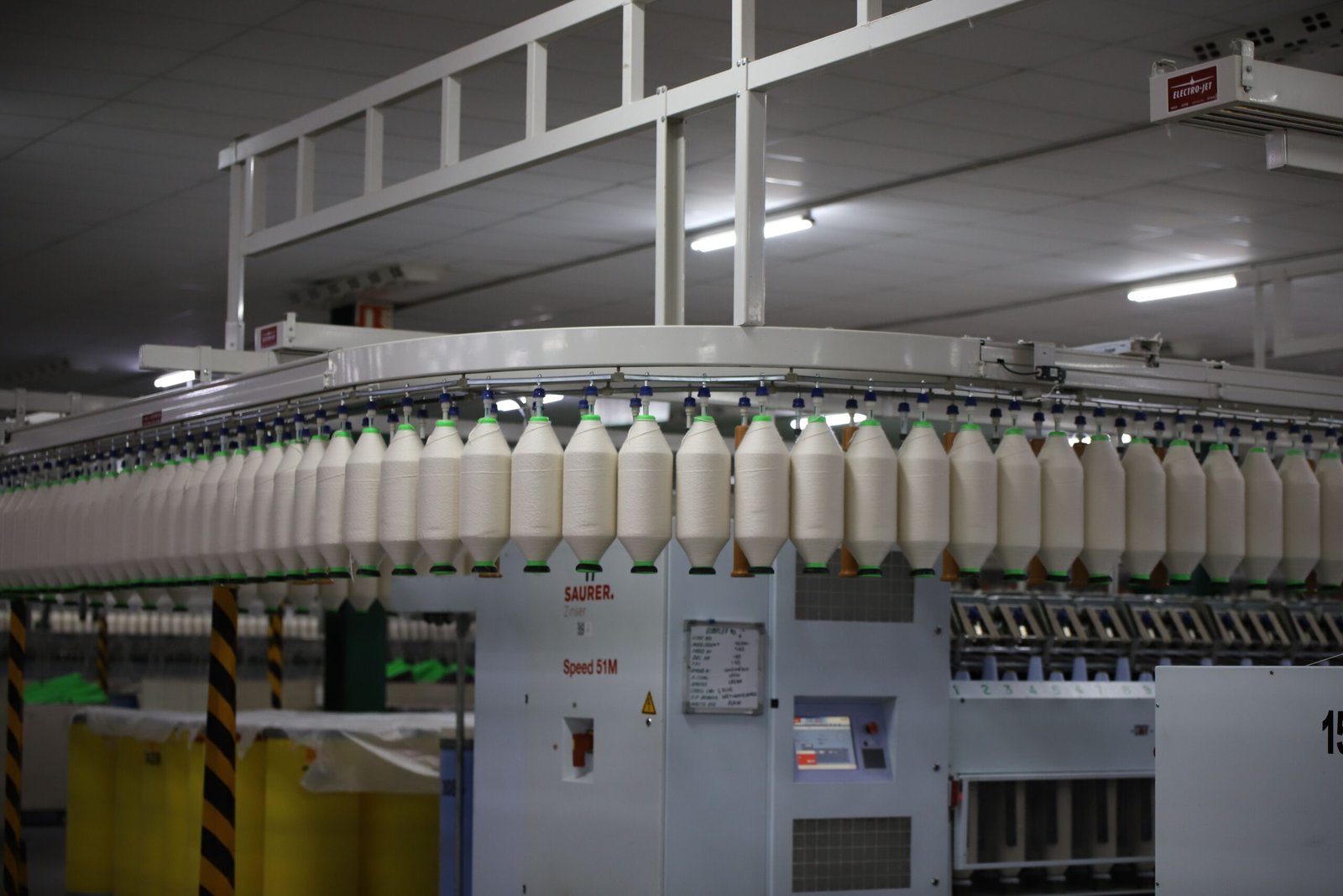 Automatic fabric spreading machine preparing fabric layers